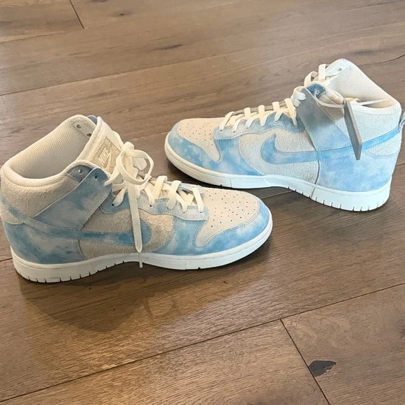 Nike Dunk High SE
Clouds Celestine Blue - Picture 2 of 6